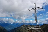 25 La bella croce di vetta posata degli escursionisti di Verdello